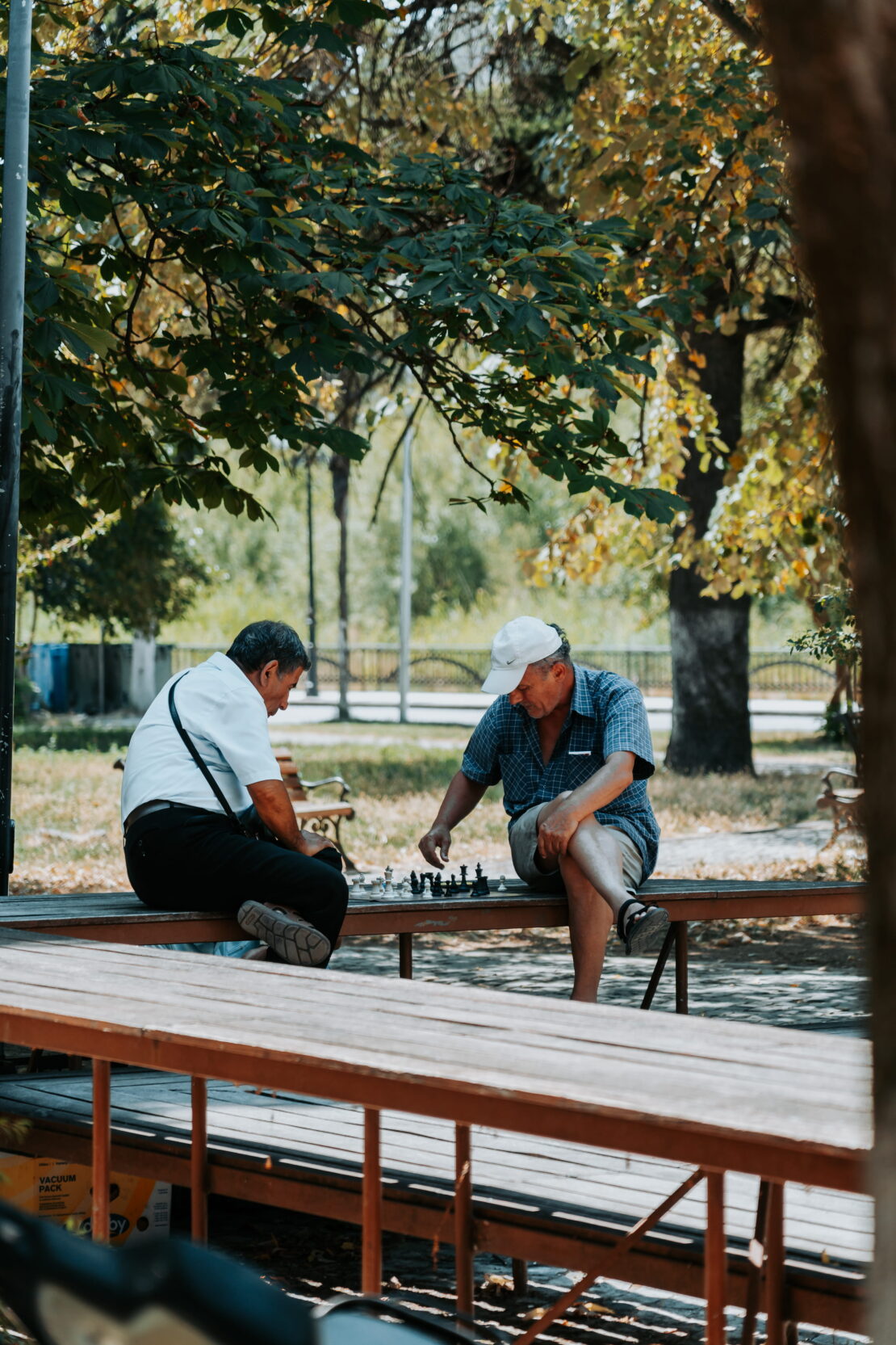 Mensen schaken in Berat Albanië